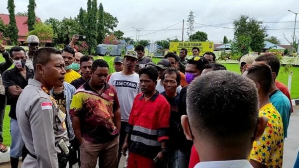 Sopir Taksi Luka-Luka Dikeroyok, Puluhan Rekan Sejawat Mengadu ke Kapolres Merauke