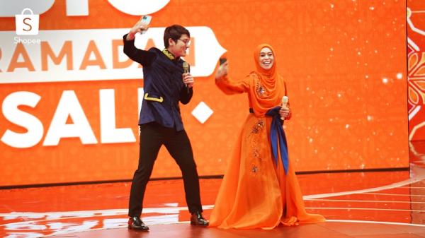 Lesti dan Billar asyik bermain permainan Shopee O di atas panggung TV Show Shopee Big Ramadan Sale. (Foto: dok Shopee)