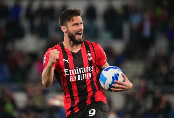 Striker AC Milan, Olivier Giroud merayakan gol ke gawang Lazio dalam laga Liga Italia 2021/2022 di Stadion Olimpico, Roma, Senin (25/4/2022). (Foto: REUTERS)