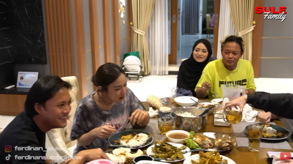 2022 04 25 10 Potret Buka Bersama Para Artis. (foto: Instagram)