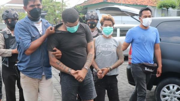 Pelaku pembacokan penghuni kos di Denpasar, Bali ditembak kakinya. (Chusna Mohammad/MNC Portal)