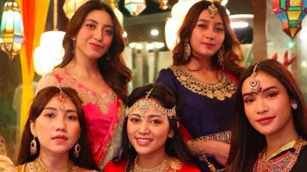 Rachel Potret Buka Bersama Para Artis. (foto: Instagram)