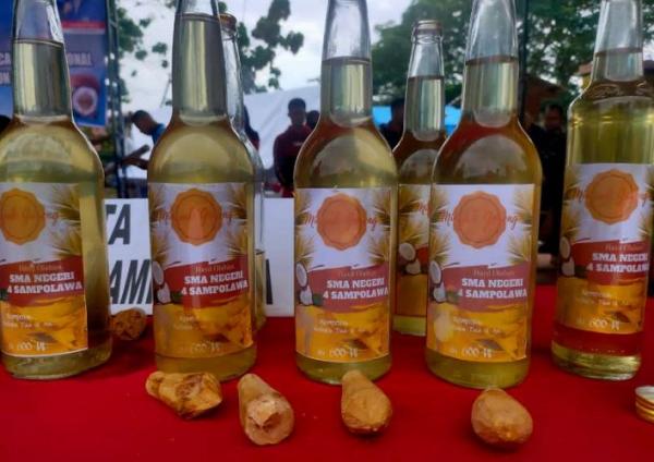 Hasil Kegiatan Prakarya Praktek Pembuatan Minyak Kelapa Tradisional oleh Siswa SMA/SMK se-Kabupaten Buton Selatan (Foto: Dok Pemkab Buton Selatan)