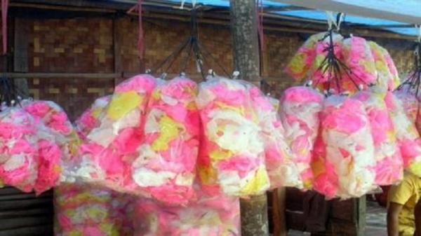 Kerupuk melarat, salah satu oleh-oleh legendaris khas pantura yang cocok dibawa pulang ke kampung halaman. (FOTO: AGUNG BAKTI SARASA)