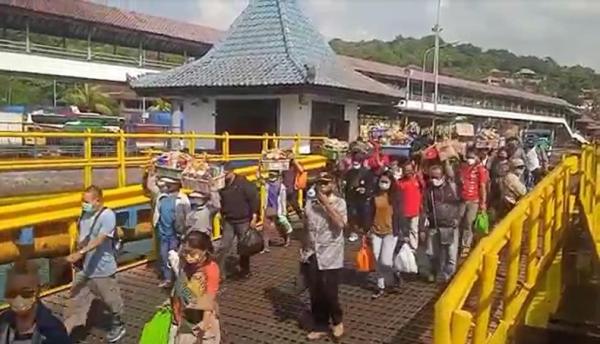 Padangbai Mudik Arus mudik di Pelabuhan Padangbai, Bali. (Foto: iNews/Yunda Ariesta)