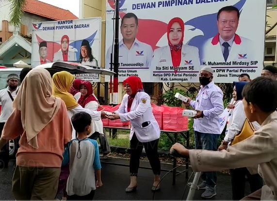 Ramadhan Berkah, DPD Perindo Lamongan Bagikan Ratusan Paket Takjil ke Warga