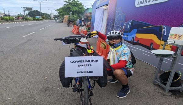 Mudik Jakarta-Denmark Pakai Sepeda Gunung, Achsin Syamsuri Curi Perhatian Pemudik