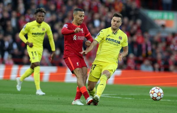 Thiago Alcantara Liverpool vs Villarreal Thiago Alcantara menjadi dirigen sempurna pernyerangan Liverpool saat meruntuhkan tembok tebal Villarreal di leg pertama semifinal Liga Champions 2021/2022.REUTERS/Phil Noble).