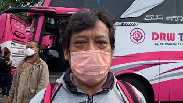 Nasib kurang menyenangkan dirasakan pria bernama Heri (55) yang harus mengurungkan niatnya untuk pulang ke kampung halaman di Jawa Tengah karena belum selesaikan syarat pendaftaran. (Foto: MPI/Nandha Aprilianti).