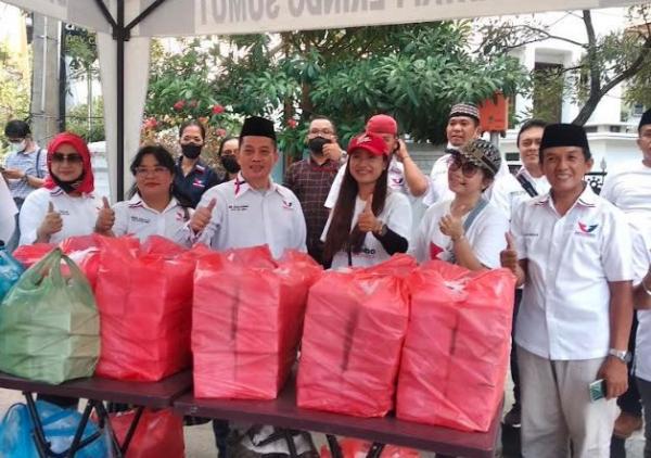 Pengurus DPW Partai Perindo Sumut pose bersama sebelum membagikan paaket takjil di Kota Medan. (Foto: MPI/Wahyudi AS)