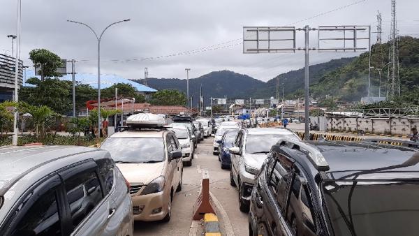 Antrean kendaraan di dermaga ekskutif Pelabuhan Merak, Cilegon, Banten, Jumat (29/4/2022). (Foto: MPI/Ravie Wardani)