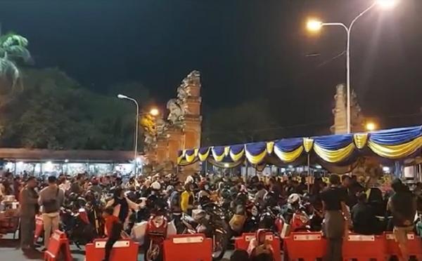 Pemudik sepeda motor memadati Pelabuhan Padangbai, Karangasem, Bali. (Foto: iNews/Yunda Ariesta)