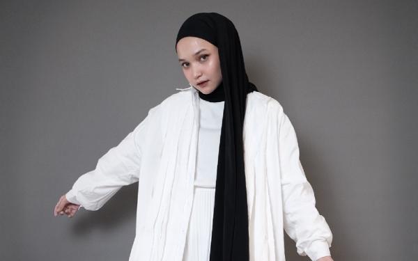 Shopee 2 Trendy Looks, fashion statement untuk berikan aksen pada pakaian serba putih (Foto: Dok Shopee)