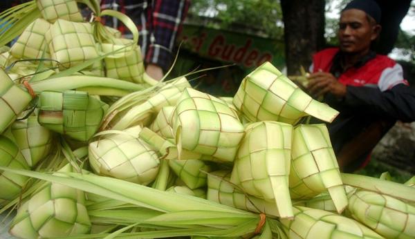 Perajin ketupat kebanjiran order di momen Hari Raya Idul Fitri. (Foto: ANtara)