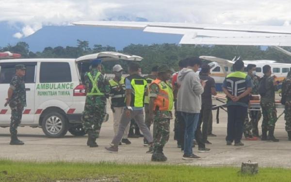Evakuasi prajurit TNI terkena tembakan KKB di Bandara Mozes Kilangin, Timika, Sabtu (30/4/2022). (Foto: MNC/Nathan Making)