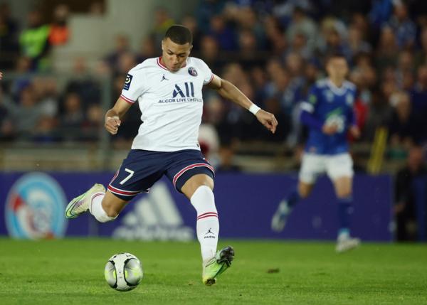 Striker PSG, Kylian Mbappe hendak melepaskan tembakan ke gawang Strasbourg dalam laga Liga Prancis 2021/2022 di Stadion de la Meinau, Sabtu (30/4/2022). (Foto: REUTERS)