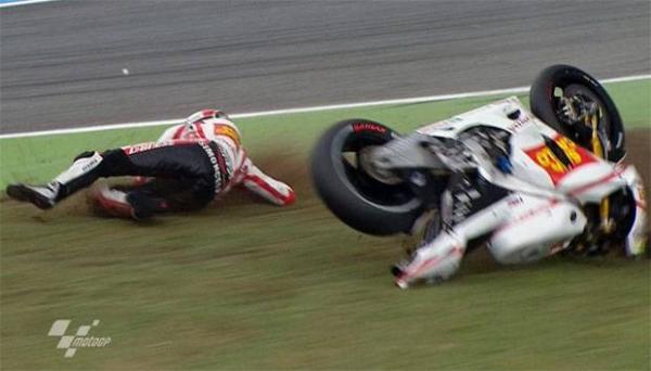 Marco Simoncelli Marco Simoncelli terjatuh dari motornya. (Foto: MotoGP)