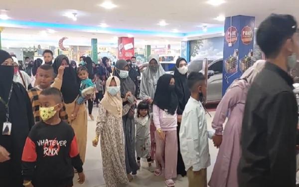 Puluhan Anak Yatim dan Fakir Miskin di Lhokseumaw Puluhan Anak Yatim dan Fakir Miskin di Lhokseumawe Bebas Pilih Baju Baru di Mal (Foto: iNews/Armia Jamil)