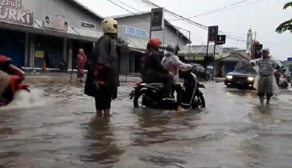 Banjir Terjang Jalan Utama Purwakarta, Warga Terganggu Berlebaran