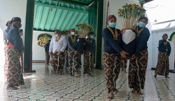Abdi Dalem mengenakan pakaian adat saat upacara di Keraton Yogyakarta. (foto: MPI/Erfan Erlin)