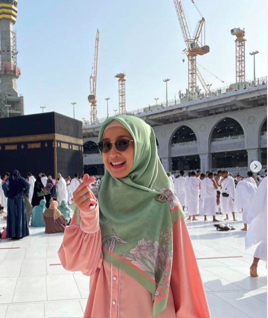Screen Shot 2022 05 03 At 17 37 44 Desy Ratnasari membagikan foto dirinya menikmati Lebaran di Makkah. (Foto: Instagram)