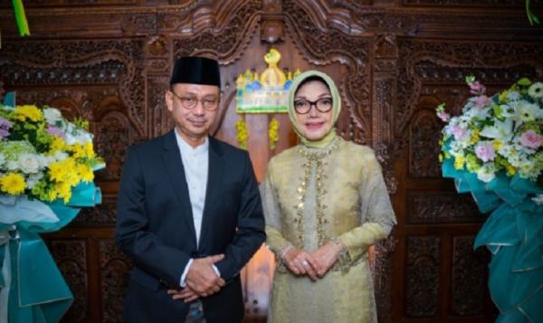 Edi Kamtono Lebaran Wali Kota Pontianak Edi Rusdi Kamtono dan istri merayakan Lebaran bersama keluarga. (ANTARA)