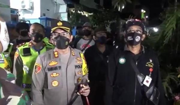 Kapolresta Denpasar AKBP Bambang Yugo Pamungkas ditemani pecalang memeriksa rumah warga yang mudik. (Foto: iNews/Indira Arri)