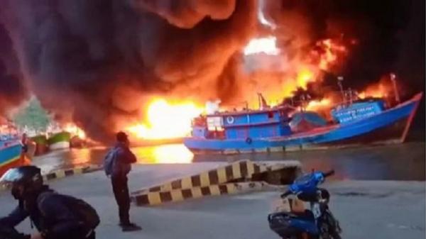 Deretan Kapal Terbakar Hebat di Dermaga Batre Cilacap, Api Besar hingga Tercium Bau Gas