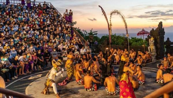 Tari Kecak Uluwatu Tari Kecak berlatar senja di Pura Uluwatu. (Foto: Ist)