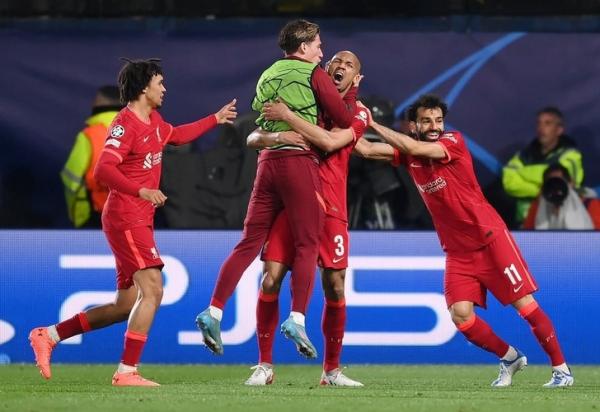 Liverpool Mo Salah Fabinho Winger Liverpool, Mo Salah (11) merayakan gol Fabinho (3) ke gawang Villarreal dalam laga leg kedua semifinal Liga Champions 2021/2022 di Stadion de la Ceramica, Rabu (4/5/2022). (Foto: REUTERS)