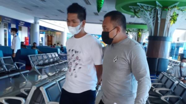 Polisi ditangkap di Tarakan, Kaltara-1 Anggota polisi Briptu Hasbudi ditangkap temannya sendiri saat di Bandara Tarakan. Dia ditangkap karena diduga terkait kepemilikan tambang emas ilegal (Humas Polda Kaltara)