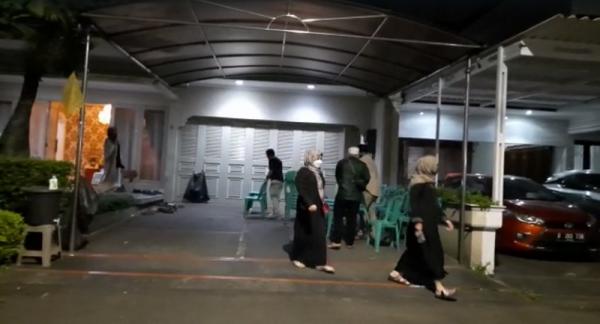 Rumah duka Mieke Wijaya Mieke Wijaya meninggal dunia pada Selasa, 3 Mei 2022 di usai 82 tahun. Para pelayat mulai berdatangan ke rumah duka. (foto: MPI).