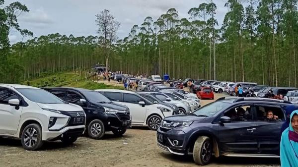 Suasana antrean kendaraan di lokasi titik nol kilometer, kawasan Ibu Kota Negara (IKN) Nusantara yang menjadi objek wisata dadakan. (Foto: iNews/Tsabita)