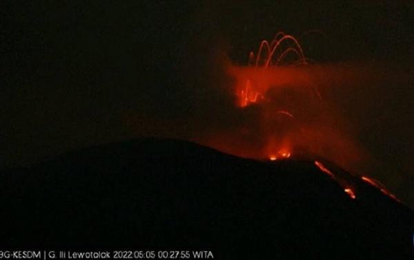Dokumentasi erupsi Gunung Ile Lewotolok di Kabupaten Lembata, Provinsi Nusa Tenggara Timur yang terjadi November 2020. (FOTO ANTARA/Aken Udjan)