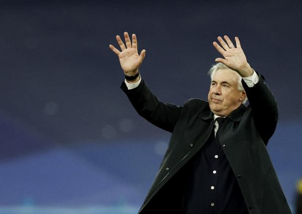 Pelatih Real Madrid, Carlo Ancelotti Pelatih Real Madrid, Carlo Ancelotti merayakan kesuksesan timnya menembus final Liga Champions 2021/2022 seusai mengalahkan Man City di Stadion Santiago Bernabeu, Kamis (5/5/2022). (Foto: REUTERS)