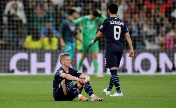 Pemain Manchester City, Oleksandr Zinchenko Pemain Manchester City, Oleksandr Zinchenko tertunduk lesu di tanah seusai timnya disingkirkan Real Madrid pada babak semifina Liga Champions 2021/2022 di Stadion Santiago Bernabeu, Kamis (5/5/2022). (Foto: REUTERS)