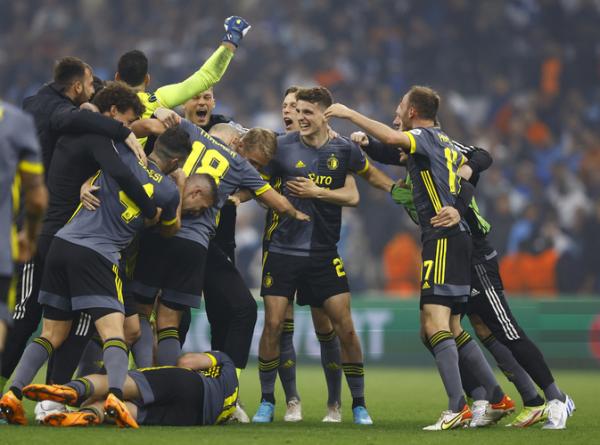 Pemain Feyenoord merayakan kesuksesan menembus final Liga Konferensi Eropa 2021/2022 seusai mengalahkan Olympique Marseille di Stadion Orange Velodrome, Jumat (6/5/2022). (Foto: REUTERS)