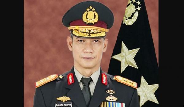 Kapolda Kaltara Irjen Pol Daniel Adityajaya Kapolda Kaltara Irjen Pol Daniel Adityajaya sosok di balik pengungkapan kasus tambang emas ilegal diduga milik anggota Polri di Bulungan. (Foto: Humas Polri)