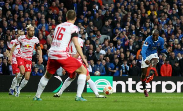 Rangers FC Glen Kamara Pemain Rangers FC, Glen Kamara (kanan) mencetak gol ke gawang RB Leipzig dalam laga semifinal leg kedua Liga Europa 2021/2022 di Stadion Ibrox, Glasgow, Jumat (6/5/2022). (Foto: REUTERS)