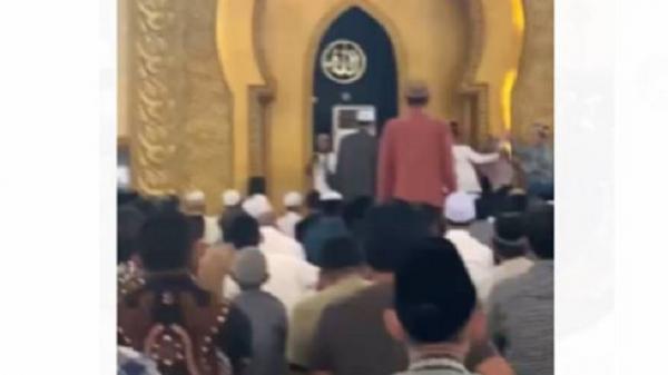 Tangkapan layar jemaah Masjid Raya Mujahidin Pontianak saat mengamankan perempuan yang tiba-tiba mengamuk naik mimbar lalu merebut mikrofon katib. (Foto: ist)