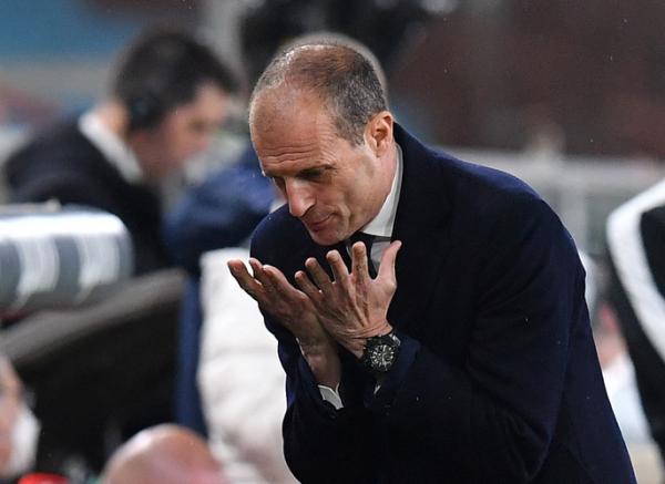 Pelatih Juventus, Massimiliano Allegri Pelatih Juventus, Massimiliano Allegri memperlihatkan gesture kecewa saat timnya kebobolan dua gol melawan Genoa dalam laga Liga Italia 2021/2022 di Stadion Luigi Ferraris, Sabtu (7/5/2022). (Foto: REUTERS)
