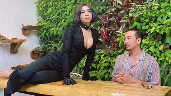 Aming (kiri) kerap ditegur netizen karena bergaya perempuan dengan belahan dada. (Foto: Instagram)