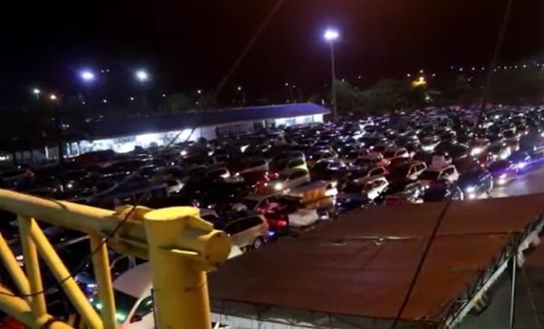 Antrean kendaraan di Pelabuhan Bakauheni memadati kantong-kantong parkir. (Foto: iNews/Heri Fulistiawan)