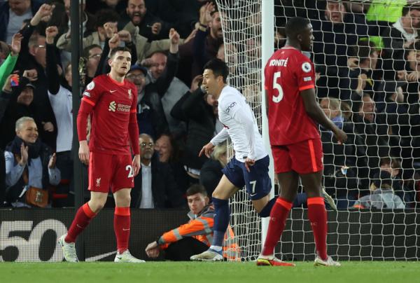Penyerang Tottenham Hotspur, Son Heung-min Penyerang Tottenham Hotspur, Son Heung-min merayakan gol ke gawang Liverpool dalam laga Liga Inggris 2021/2022 di Stadion Anfield, Minggu (8/5/2022). (Foto: REUTERS)