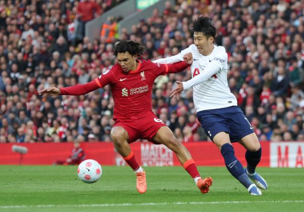 Trent Alexander-Arnold vs Son Heung-min Bek Liverpool, Trent Alexander-Arnold mengamankan bola dari serbuan penyerang Tottenham Hotspur, Son Heung-min dalam laga Liga Inggris 2021/2022 di Stadion Anfield, Minggu (8/5/2022). (Foto: REUTERS)