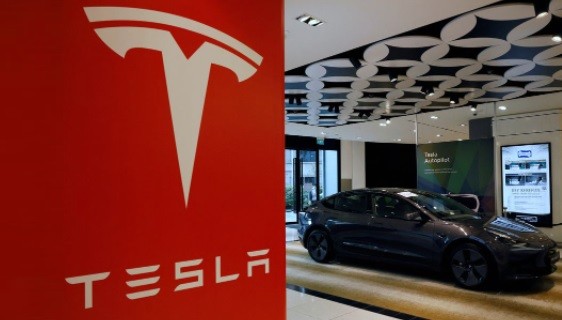 Tesla Tarik 360.000 Mobil Listrik gara-gara Kesalahan Software