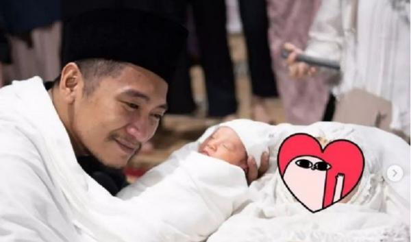 Ipda Fadly Ipda Fadly Fachrezy Konggoasa memeluk sang anak di samping jenazah istrinya yang meninggal sehari usai melahirkan, (Foto: Instagram)