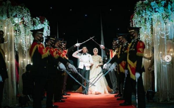 Ipda fady 1 Ipda Fadly Fachrezy saat resepsi pernikahan dengan kekasihnya almarhumah Megawati Putri. (Foto: Instagram)