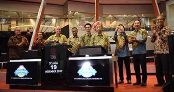 IPO Campina Jajaran Komisaris dan Direksi PT Campina Ice Cream Industry Tbk (CAMP) saat Pencatatan Saham Perdana di Bursa Efek Indonesia Tahun 2017. (Foto: Company Profile Campina)