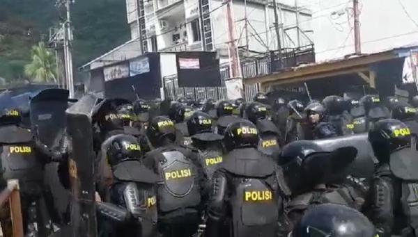Pasukan Brimob Polda Papua memukul mundur pendemo di Jayapura, Selasa (10/5/2022). (Foto: Ist)